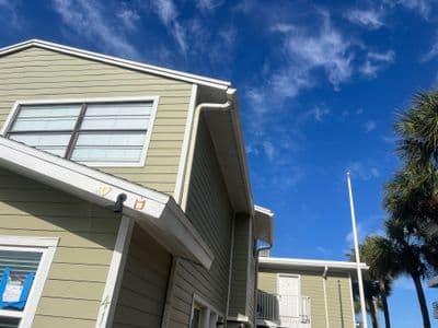 Seamless aluminum gutter install in Largo, FL — Apr 2026